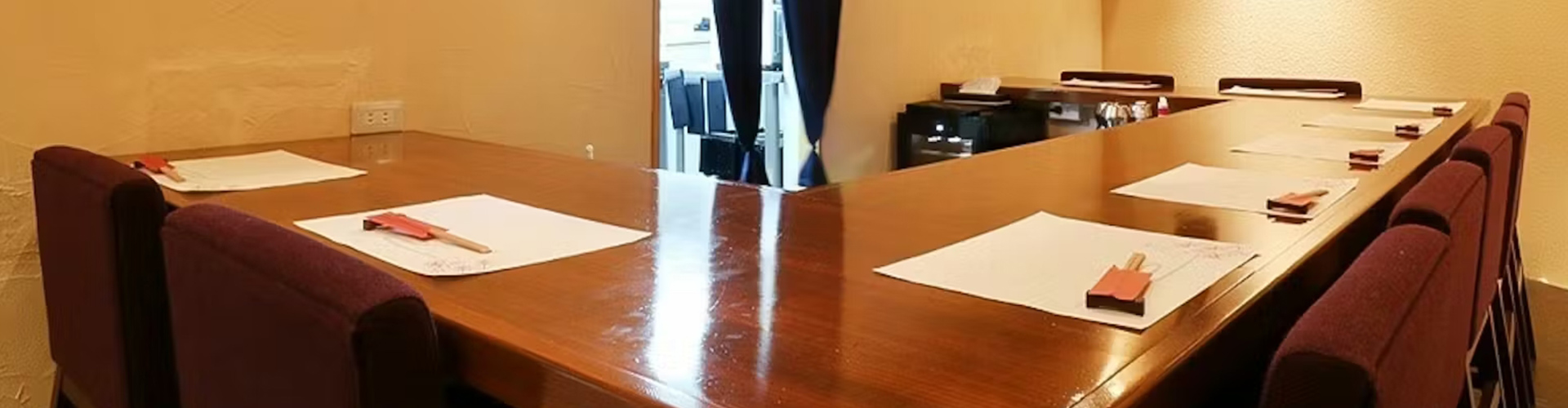カウンター席が並んだ店内の写真